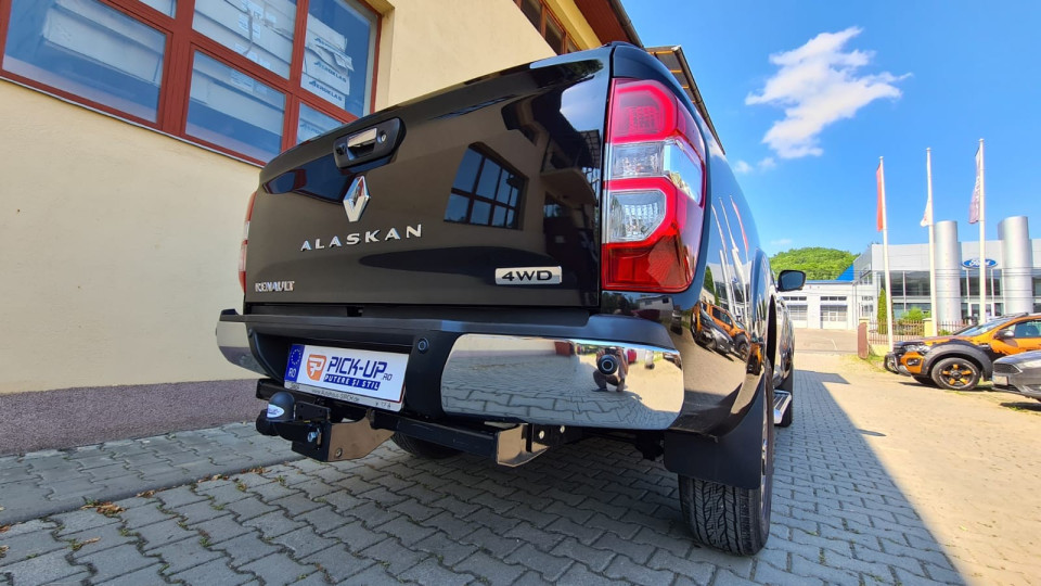 Montage Laderaum-Rollo, Überrollbügel und Anhängerkupplung auf Renault Alaskan