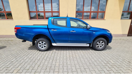 Montage Ladeflächenauskleidung, Ladeflächen-Kantenschutz, Unterfahrschutz, Kupplung remorchare Mitsubishi L200
