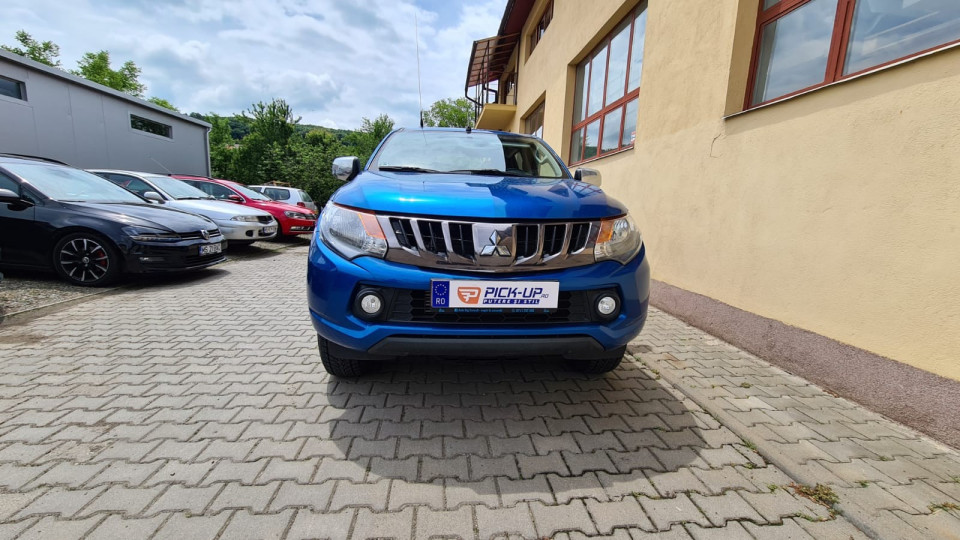 Montage Ladeflächenauskleidung, Ladeflächen-Kantenschutz, Unterfahrschutz, Kupplung remorchare Mitsubishi L200