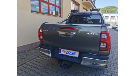 Montage Laderaum-Rollo, Scheinwerfer auf Toyota Hilux 2021