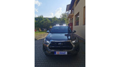 Roll cover, spot lights installed on Toyota Hilux 2021
