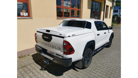 A fedél típusú plató fedő felszerelése a Toyota Hilux 2020-ra
