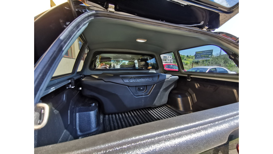 Keménytető és segéddoboz beszerelése a Toyota Hilux 2018-ra