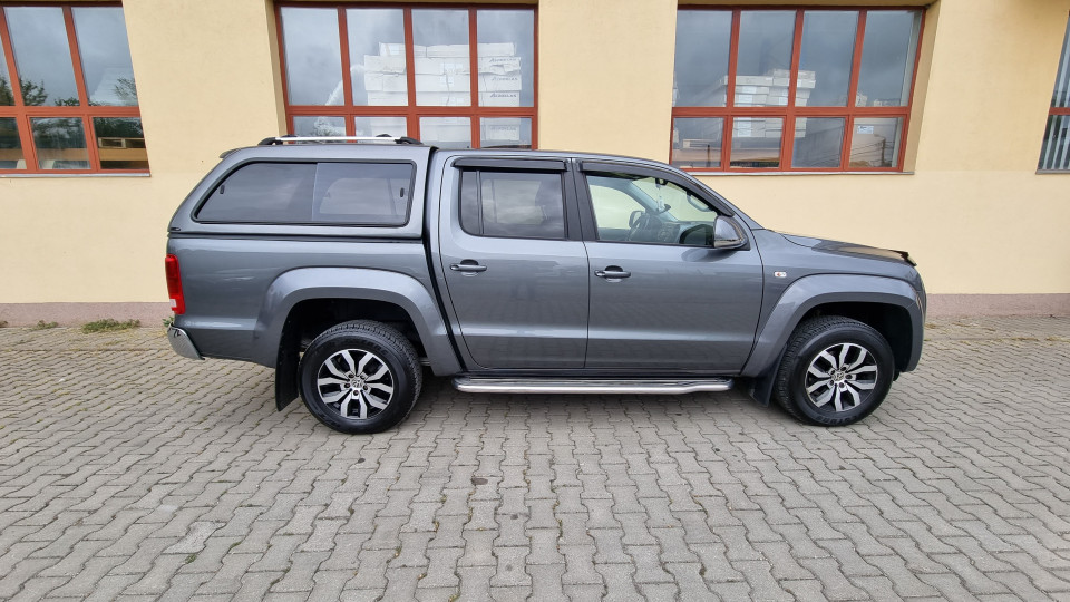Montage hardtop, Fenster-Windabweiser und Motorhaube auf Volkswagen Amarok 2013
