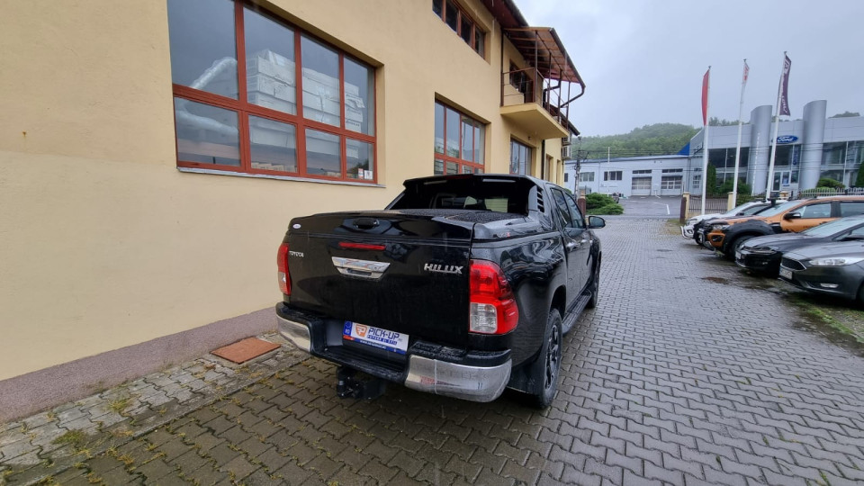A burkolat típusú plató fedő zár beszerelése a Toyota Hilux 2017-re