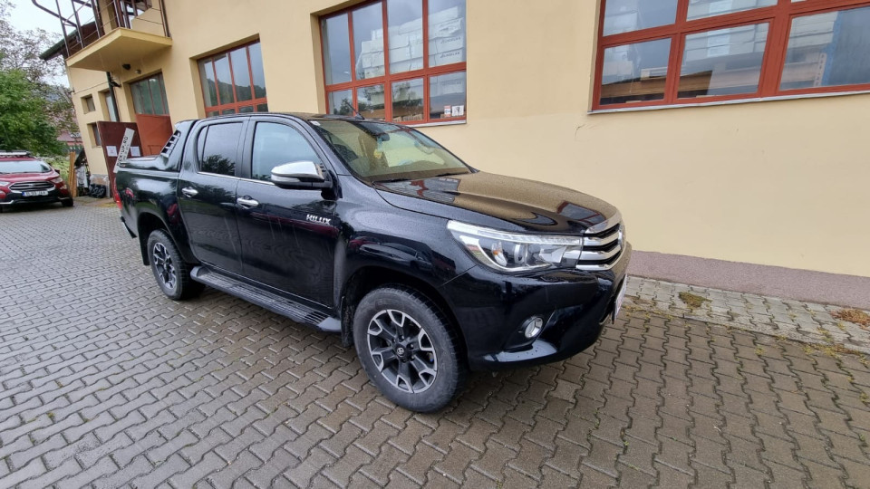 A burkolat típusú plató fedő zár beszerelése a Toyota Hilux 2017-re
