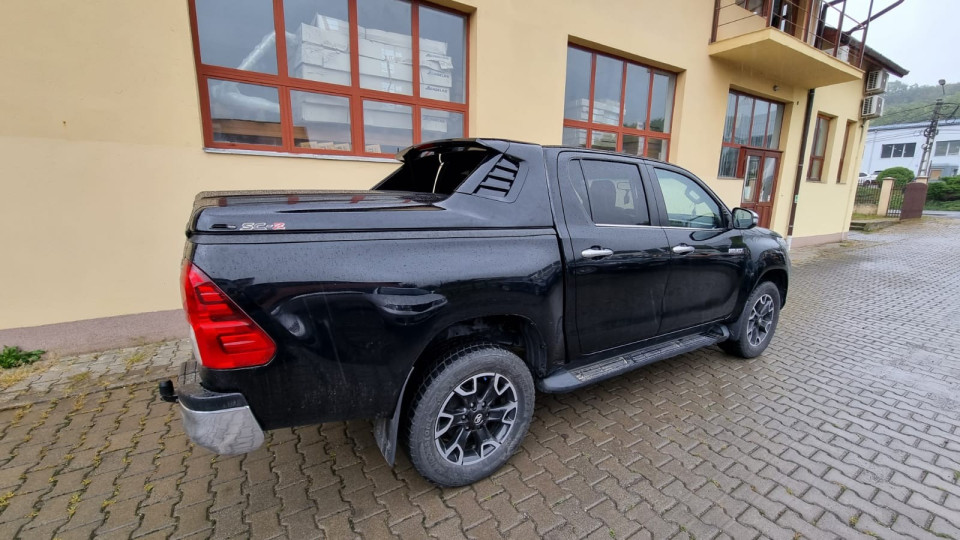 A burkolat típusú plató fedő zár beszerelése a Toyota Hilux 2017-re