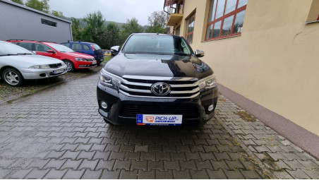 A burkolat típusú plató fedő zár beszerelése a Toyota Hilux 2017-re