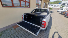 Ágyplatóbélés, ágytekercs, segéddobozok beszerelése a Toyota Hilux 2020-ra