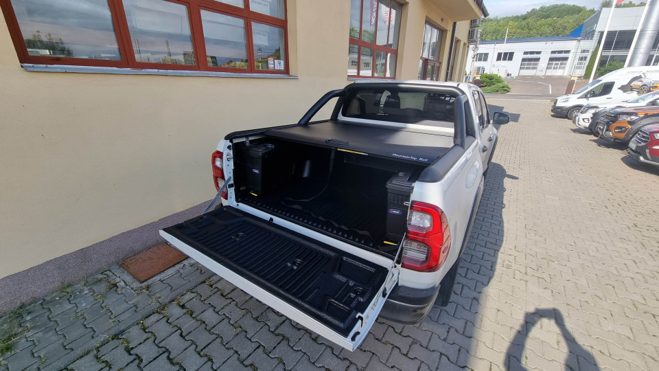 Montage Ladeflächenauskleidung, Ladeflächen-Rollo, Nutzkästen auf Toyota Hilux 2020
