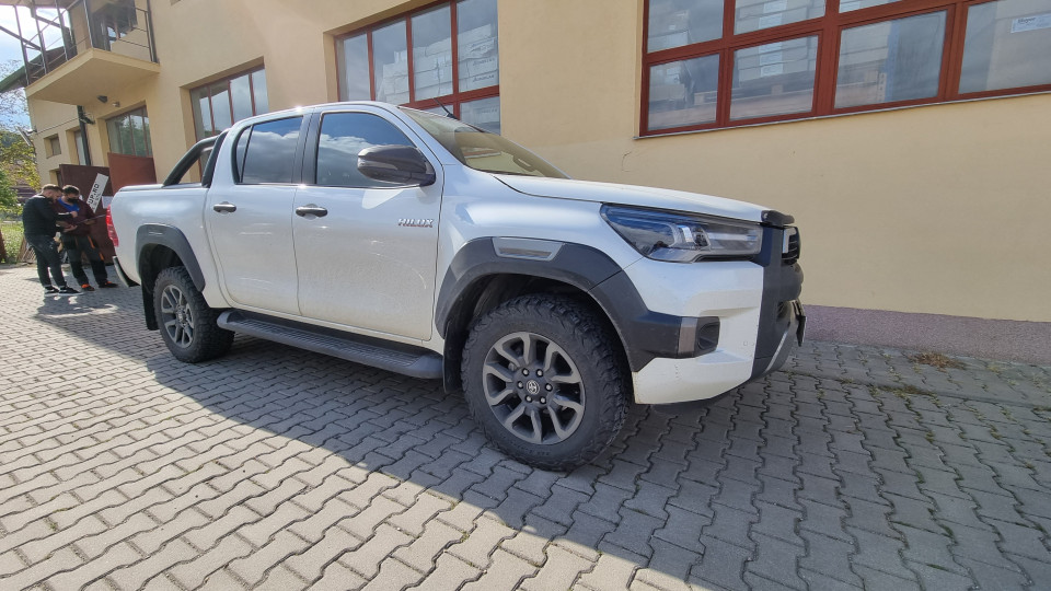 Montage Ladeflächenauskleidung, Ladeflächen-Rollo, Nutzkästen auf Toyota Hilux 2020