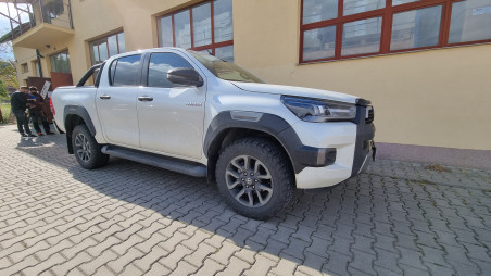 Ágyplatóbélés, ágytekercs, segéddobozok beszerelése a Toyota Hilux 2020-ra