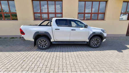 Montage Ladeflächenauskleidung, Ladeflächen-Rollo, Nutzkästen auf Toyota Hilux 2020