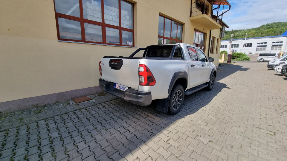 Montage Ladeflächenauskleidung, Ladeflächen-Rollo, Nutzkästen auf Toyota Hilux 2020