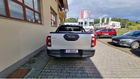 Bed liner, roll cover, swing cases installed on Toyota Hilux 2020