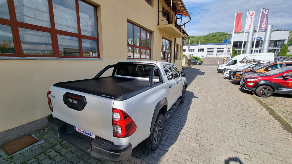 Bed liner, roll cover, swing cases installed on Toyota Hilux 2020