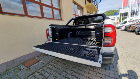 Montage Ladeflächenauskleidung, Ladeflächen-Rollo, Nutzkästen auf Toyota Hilux 2020
