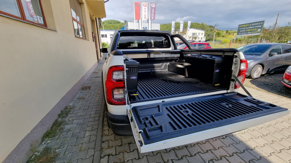 Montage Ladeflächenauskleidung, Ladeflächen-Rollo, Nutzkästen auf Toyota Hilux 2020