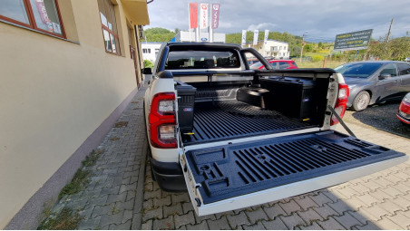Montage Ladeflächenauskleidung, Ladeflächen-Rollo, Nutzkästen auf Toyota Hilux 2020