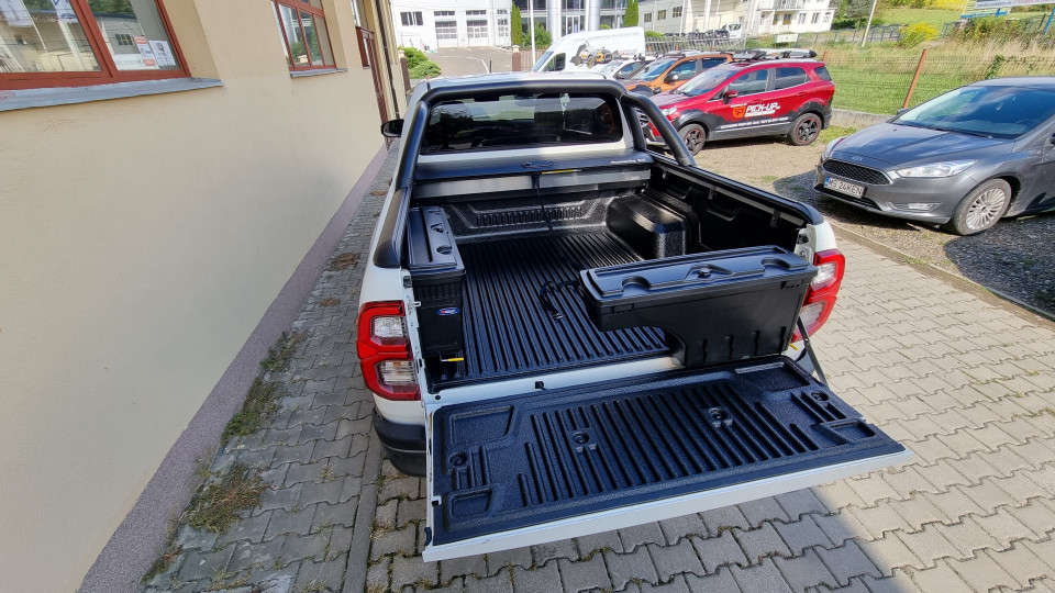 Montage Ladeflächenauskleidung, Ladeflächen-Rollo, Nutzkästen auf Toyota Hilux 2020