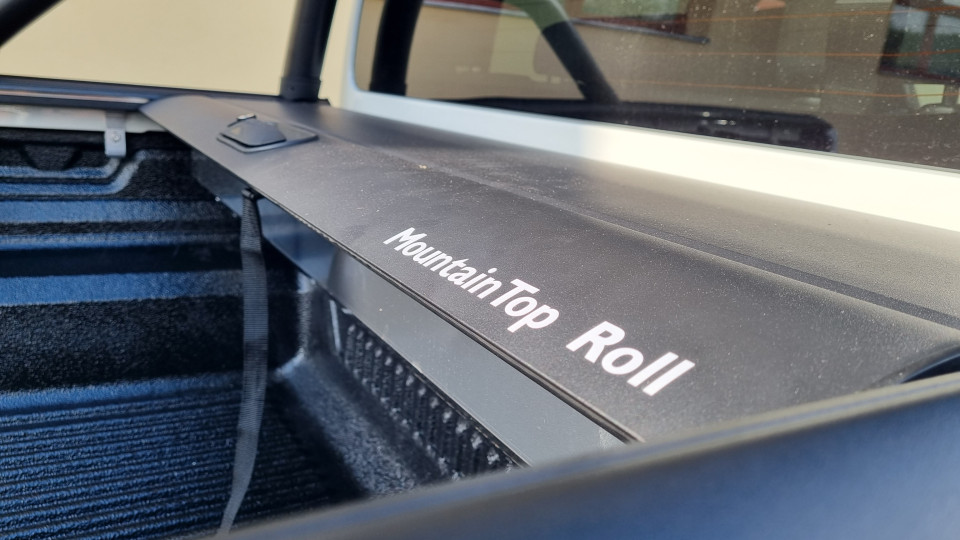 Montage Ladeflächenauskleidung, Ladeflächen-Rollo, Nutzkästen auf Toyota Hilux 2020