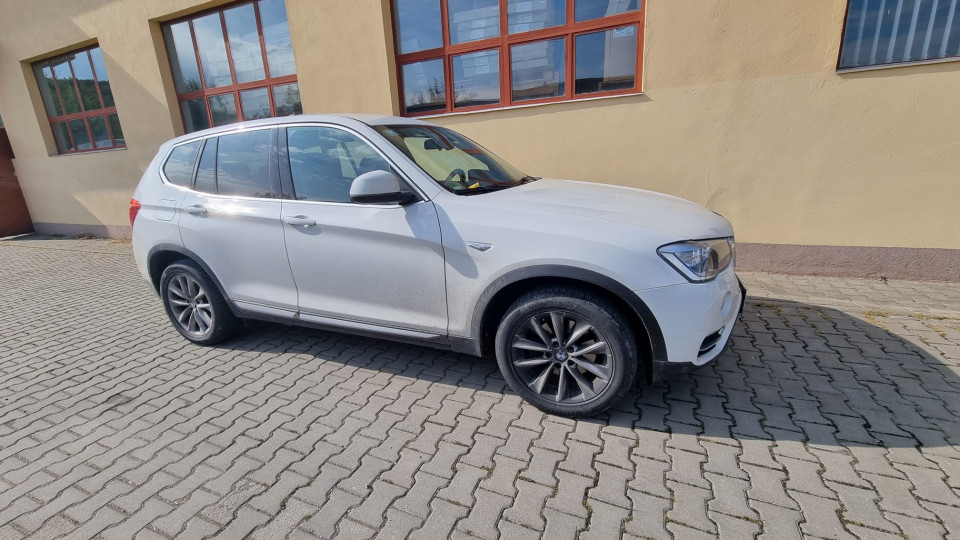 A vonóhorog felszerelése a BMW X3-ra