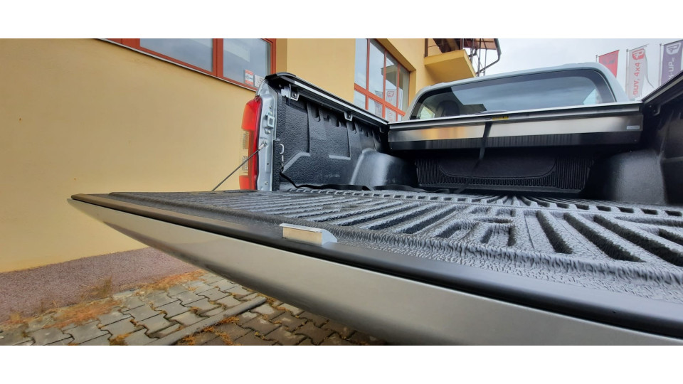 Montage Laderaum-Rollo, Frontschutzbügel und Motorhauben-Windabweiser auf Mitsubishi L200 2020