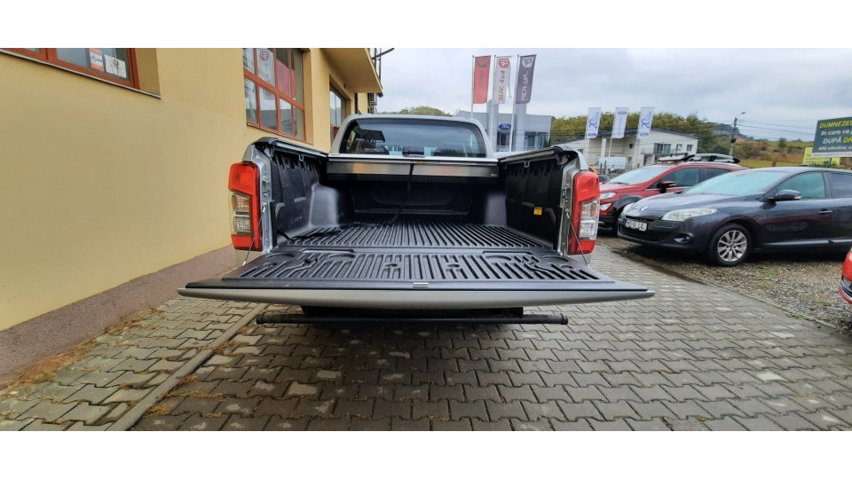Montage Laderaum-Rollo, Frontschutzbügel und Motorhauben-Windabweiser auf Mitsubishi L200 2020