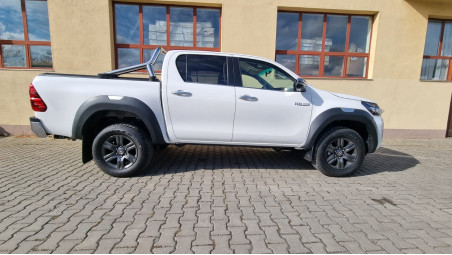 A motorháztető tekercs és a motorháztető terelő felszerelése a Toyota Hilux 2019-re
