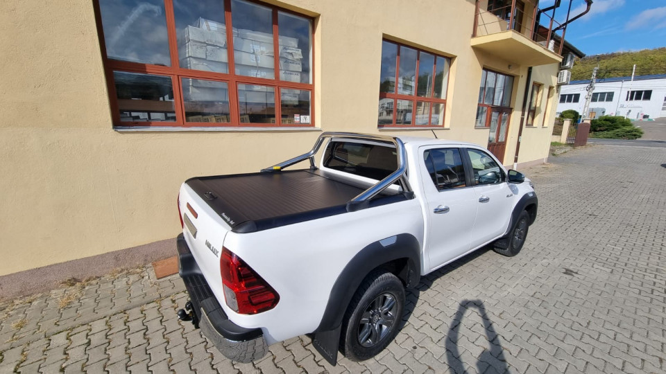 A motorháztető tekercs és a motorháztető terelő felszerelése a Toyota Hilux 2019-re