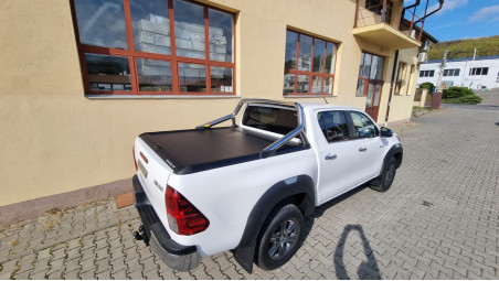 Roll cover, hood guard installed on Toyota Hilux 2019