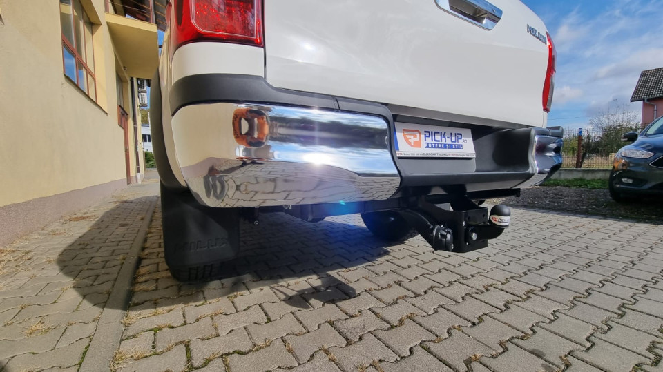 Montage Laderaum-Rollo und Motorhauben-Windabweiser auf Toyota Hilux 2019