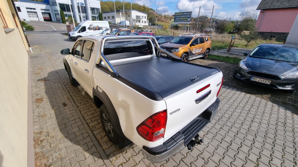 A motorháztető tekercs és a motorháztető terelő felszerelése a Toyota Hilux 2019-re