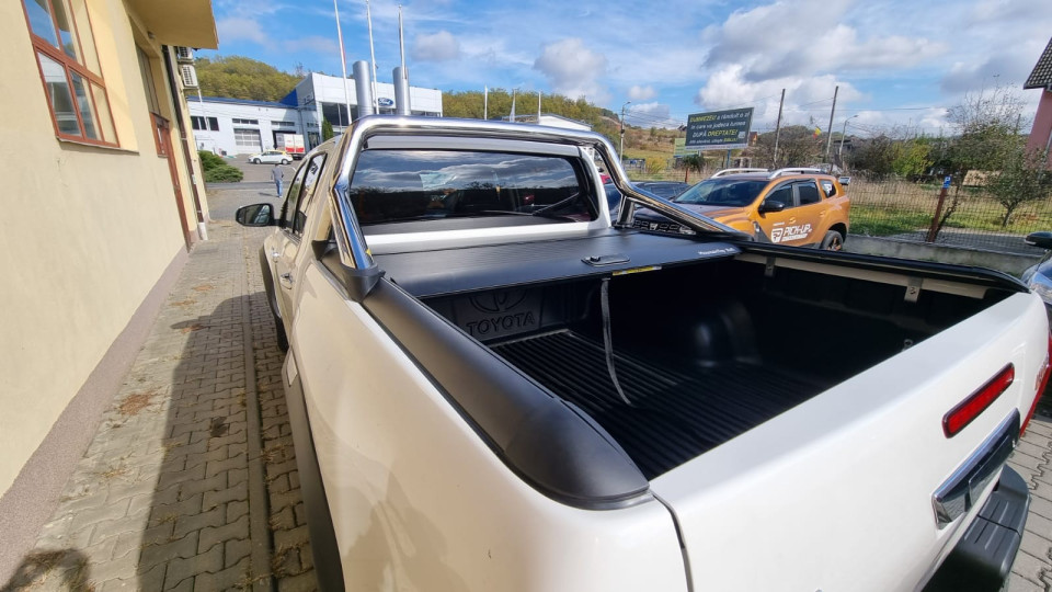Roll cover, hood guard installed on Toyota Hilux 2019