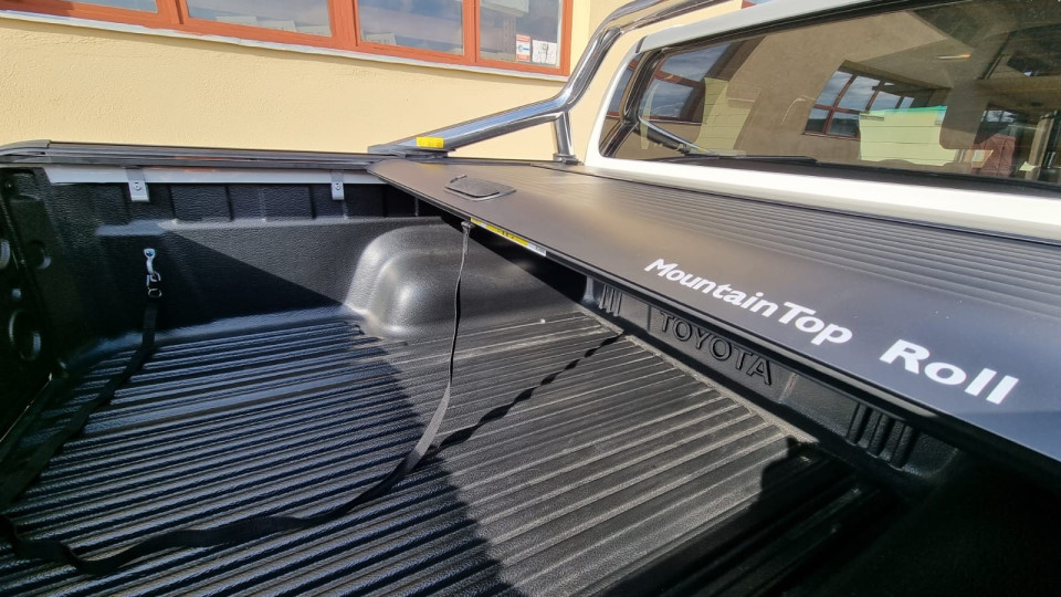 Montage Laderaum-Rollo und Motorhauben-Windabweiser auf Toyota Hilux 2019