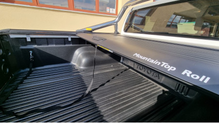 Montage Laderaum-Rollo und Motorhauben-Windabweiser auf Toyota Hilux 2019