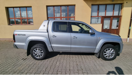 Montage Laderaum-Rollo, Motorhauben-Windabweiser und Frontschutzbügel auf Volkswagen Amarok 2014