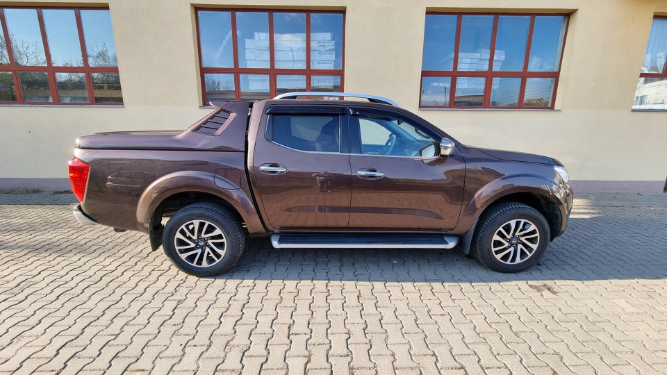 Montage Laderaumabdeckung (Klapp-Typ) und Fenster-Windabweiser auf Nissan Navara NP300 2019