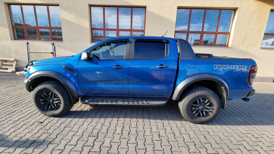 Montage Motorhauben-Windabweiser, Fenster-Windabweiser und Anhängerkupplung auf Ford Ranger Raptor 2019