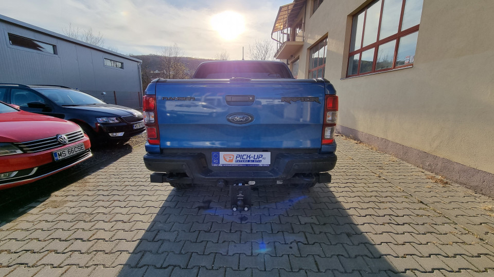 Motorháztető terelő, ablakterelő és vonóhorog felszerelése a Ford Ranger Raptor 2019-re