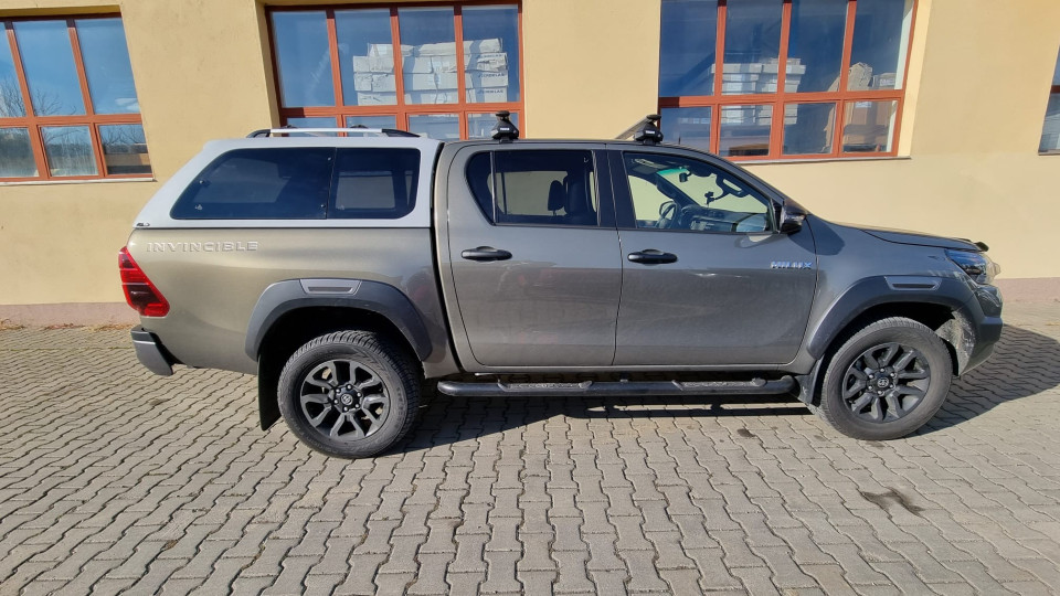 Montage hardtop, Motorhaubendeflektor, Seitenschweller, Querträger auf Toyota Hilux 2020