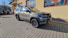Keménytető, motorháztető terelő, oldalküszöb, keresztrudak felszerelése a Toyota Hilux 2020-ra 2