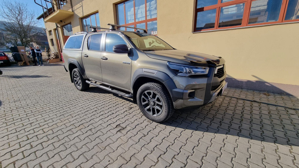 Montage hardtop, Motorhaubendeflektor, Seitenschweller, Querträger auf Toyota Hilux 2020