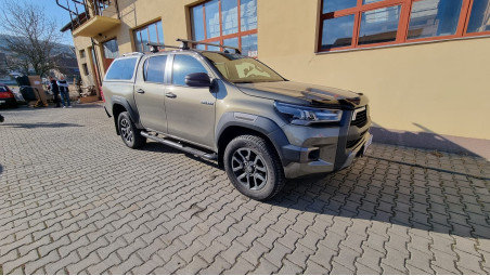 Montage hardtop, Motorhaubendeflektor, Seitenschweller, Querträger auf Toyota Hilux 2020