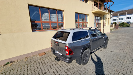 Montage hardtop, Motorhaubendeflektor, Seitenschweller, Querträger auf Toyota Hilux 2020