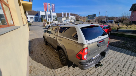 Montage hardtop, Motorhaubendeflektor, Seitenschweller, Querträger auf Toyota Hilux 2020