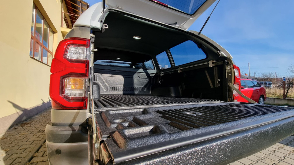 Montage hardtop, Motorhaubendeflektor, Seitenschweller, Querträger auf Toyota Hilux 2020