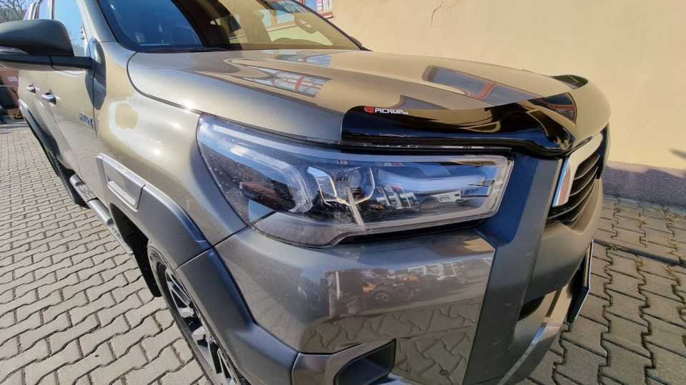 Montage hardtop, Motorhaubendeflektor, Seitenschweller, Querträger auf Toyota Hilux 2020