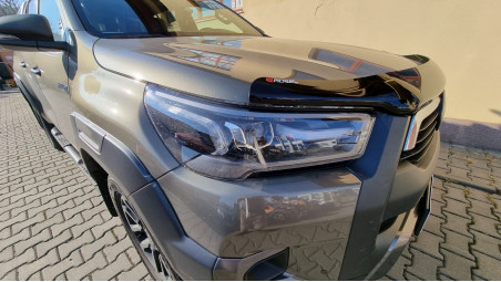 Montage hardtop, Motorhaubendeflektor, Seitenschweller, Querträger auf Toyota Hilux 2020