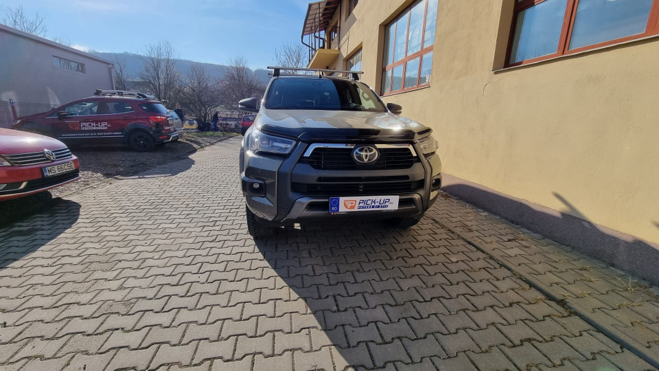 Montage hardtop, Motorhaubendeflektor, Seitenschweller, Querträger auf Toyota Hilux 2020